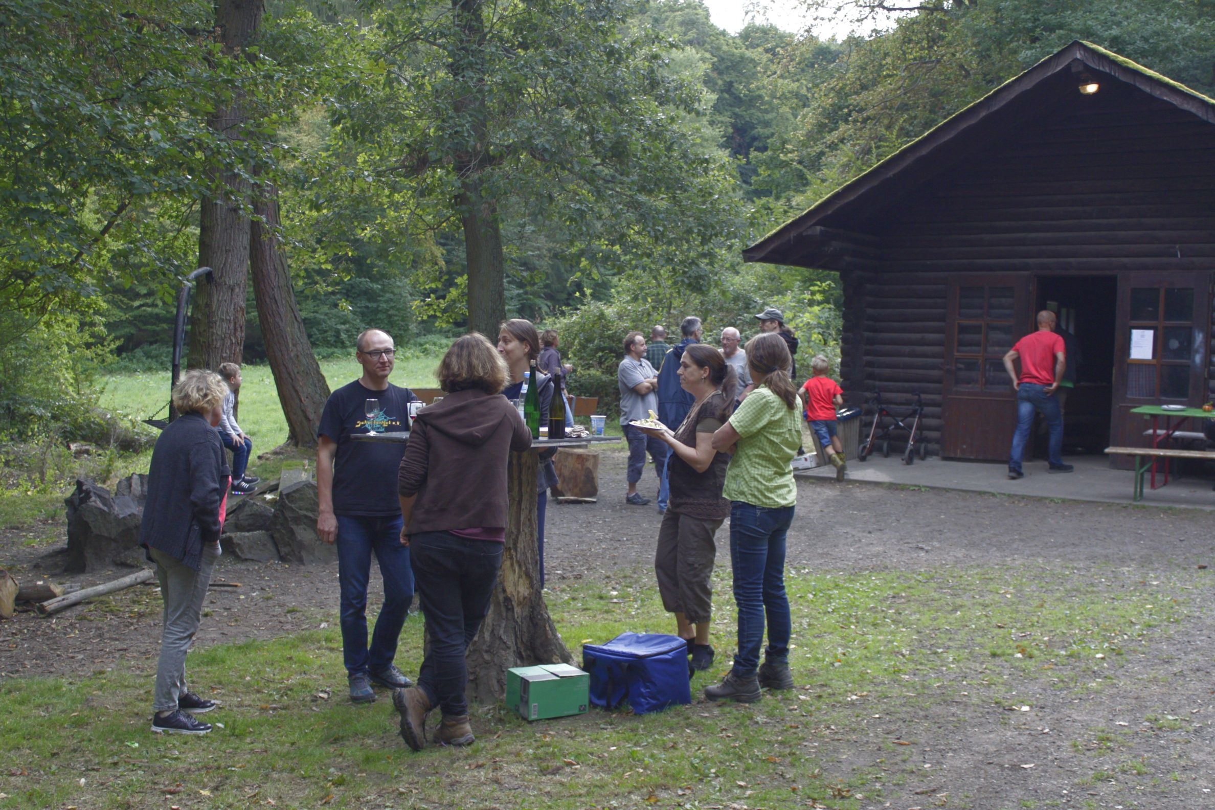Leute vor Grillhütte Wehr